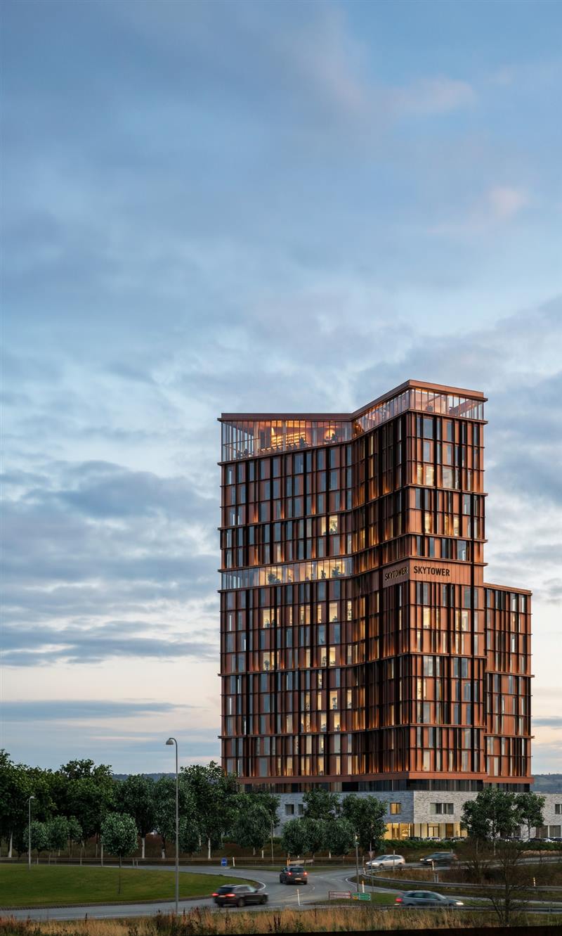 Skytower set fra afstand i skumringslys