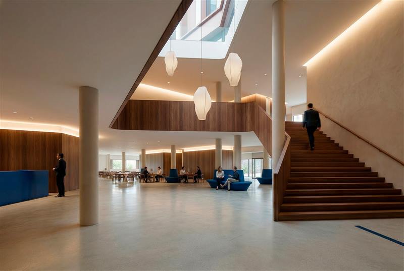 Lobby med ovenlys og trætrappe